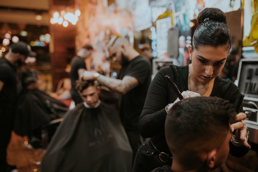 Barbearia com clientes